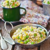 Insalata di riso e orzo con pisellini freschi