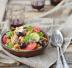Insalata di pasta con pomodori, olive e palamita