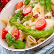 Pasta con asparagi e pomodorini
