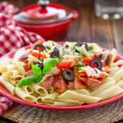 Pasta fredda con olive e pomodorini