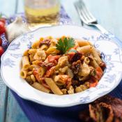 Penne con ragù di pesce e pomodorini secchi