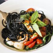 Spaghetti al nero di seppia con gamberetti e pomodorini