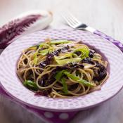 Spaghetti con porri e radicchio