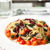 Spaghetti con radicchio e pomodorini