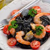 Tagliolini al nero di seppia con frutti di mare