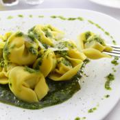 Tortellini con pesto di rucola