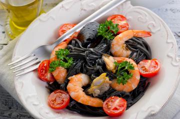 Tagliolini al nero di seppia con frutti di mare