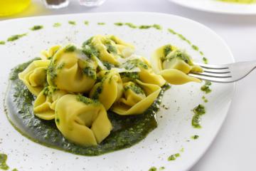 Tortellini con pesto di rucola