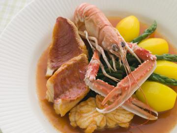 Zuppa di mare con gallinella e scampi