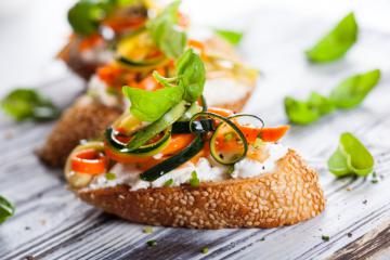 Bruschette con zucchine e formaggio