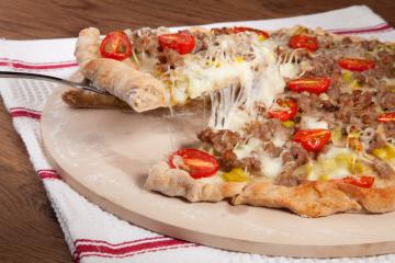Focaccia porri salsiccia e pomodorini