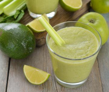 Frullato di avocado, sedano e lime