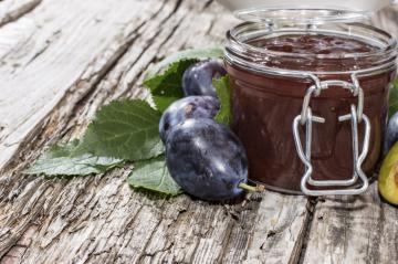 Marmellata di prugne e noci