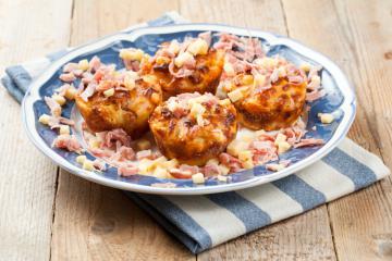 Muffin salati con prosciutto e formaggio