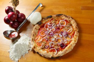Pizza al tonno e cipolla rossa di Tropea