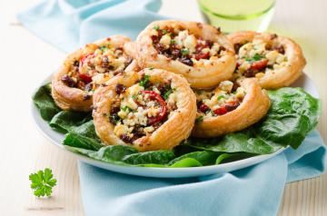 Pizzette di sfoglia con spinaci e pomodorini