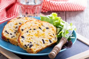 Plumcake salato con formaggio e olive