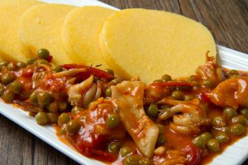 Polenta con seppie e piselli