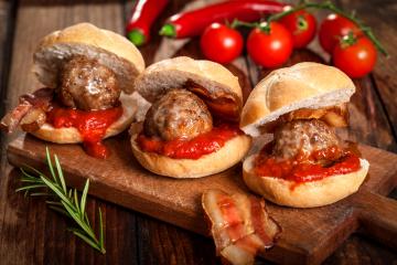 Sandwich con polpette e bacon