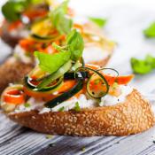 Bruschette con zucchine e formaggio