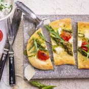 Focaccia con asparagi, stracchino e pomodorini