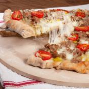 Focaccia porri salsiccia e pomodorini