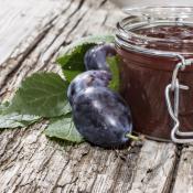 Marmellata di prugne e noci