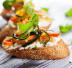 Bruschette con zucchine e formaggio