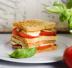 Doppio sandwich con pomodoro e mozzarella