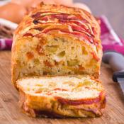Plumcake salato peperoni e olive