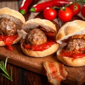 Sandwich con polpette e bacon