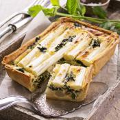 Torta salata con spinaci e asparagi bianchi