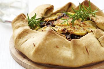 Torta salata al rosmarino con patate e champignon