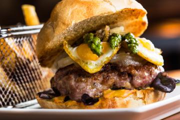Burger con uova di quaglia e asparagi