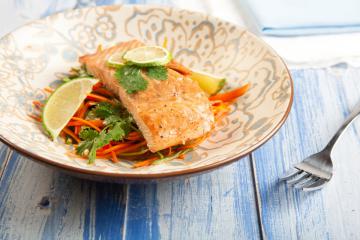 Filetti di salmone su julienne di carote