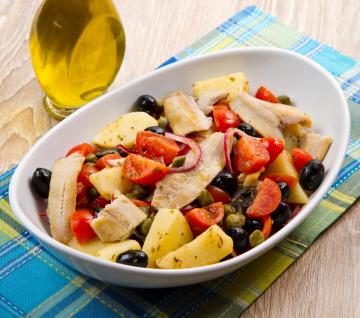 Insalata di aringhe con patate e pomodorini