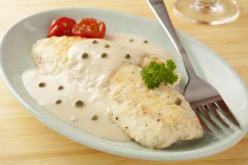 Pesce con salsa Mornay e pepe verde