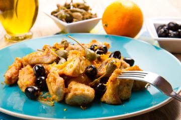 Pesce spada con capperi e olive