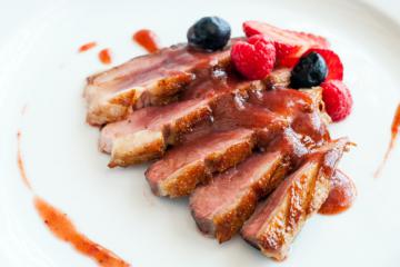 Petto d'anatra con frutti di bosco