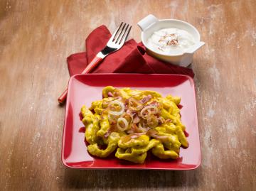 Pollo con salsa allo zafferano e pancetta croccante