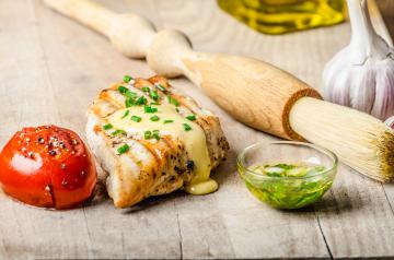 Pollo speziato con salsa olandese