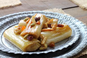 Porri caramellati con frutta secca