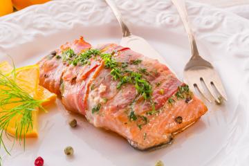 Salmone in crosta di pancetta