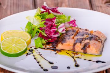 Salmone scottato con riduzione di aceto balsamico