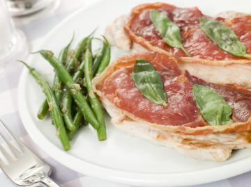 Saltimbocca alla birra con fagiolini in padella