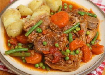 Spezzatino di agnello con verdure primaverili