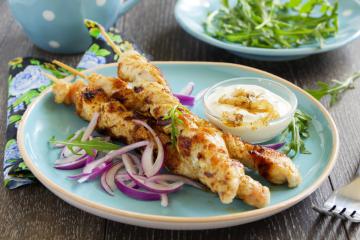 Spiedini di pollo con salsa alla cipolla