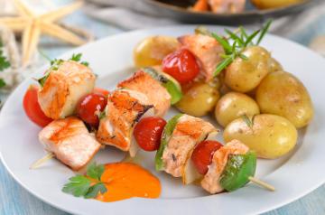 Spiedini di salmone e pomodorini
