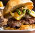 Burger con uova di quaglia e asparagi