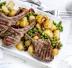 Costine d’agnello con piselli e patate